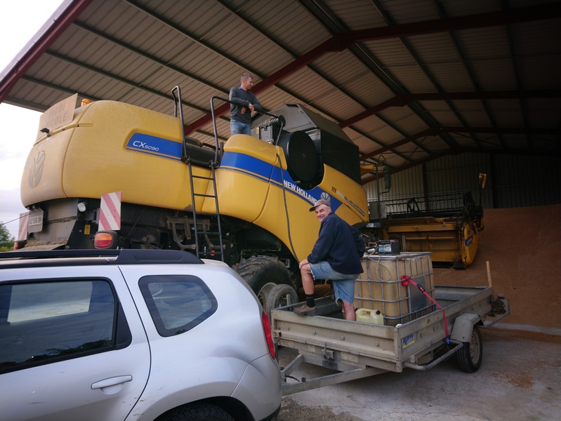 Refaire le plein de carburant avant la récolte du Colza.