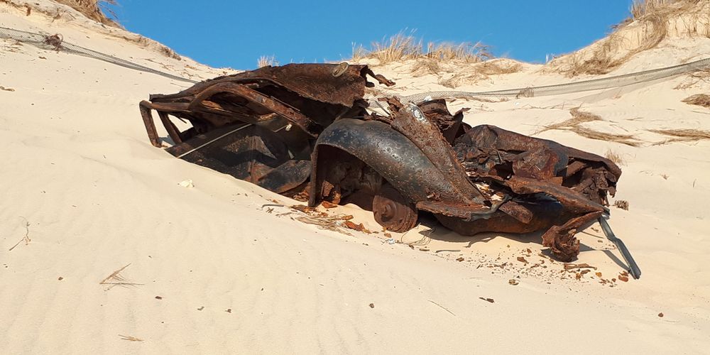 toute-rouillee-la-voiture-est-sortie-du-sable.jpg