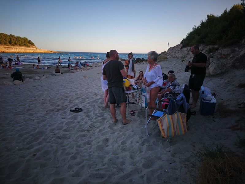 Dîner en famille sur la plage de Cary