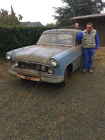 1852 la fameuse Simca Ariane  Karachi  .jpg