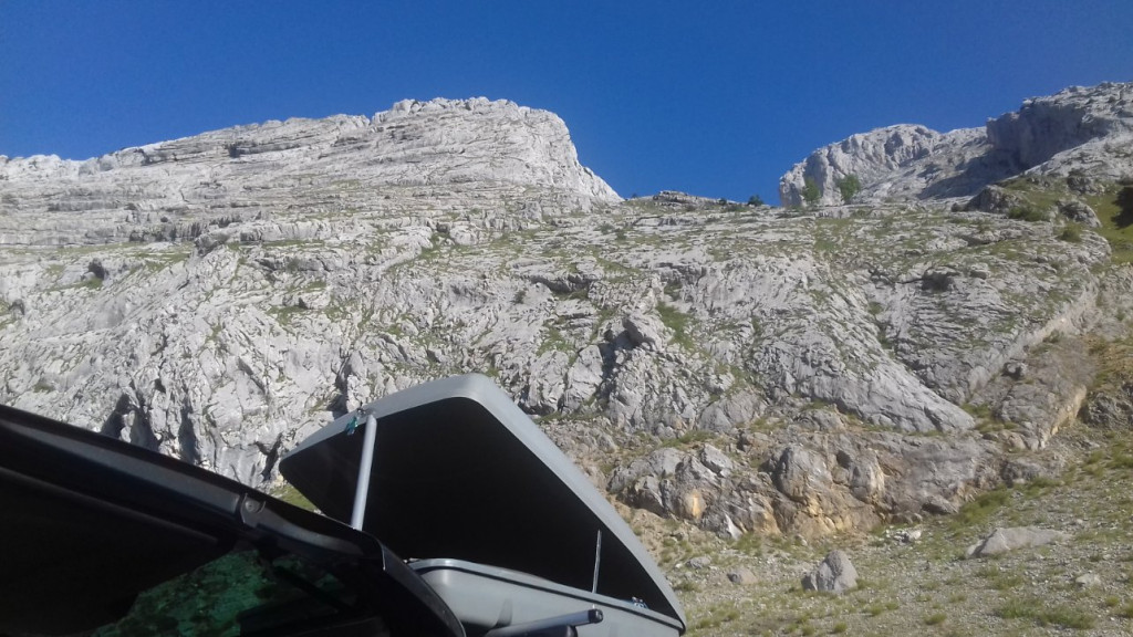 17 Bivouac col de la Colombière.jpg (253.47 Kio) Vu 21879 fois N'oublier pas le seau pour les myrtilles !