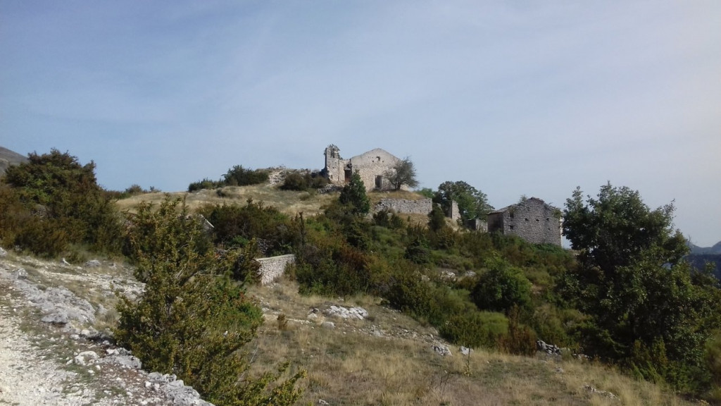 village ruine de Châteauneuf les Moustiers à 1200 m