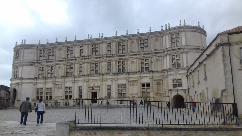 Château très bien meublé...rare, à voir.
