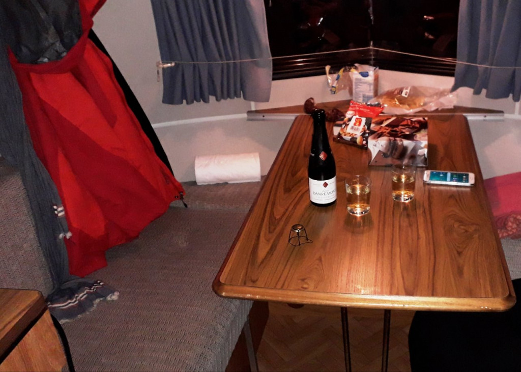 Champagne de bienvenue.jpg (183.59 Kio) Vu 22514 fois Raisonnablement….. une 1/2 bouteille!