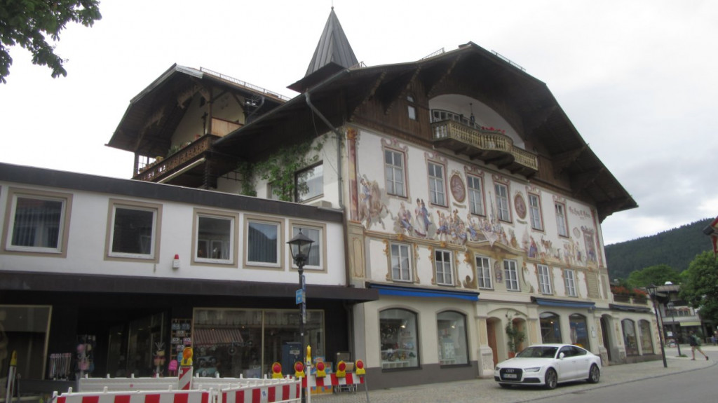 Oberammergau : village renommé pour ses superbes maisons historiques aux façades peintes et à ses artisans sculpteurs sur bois