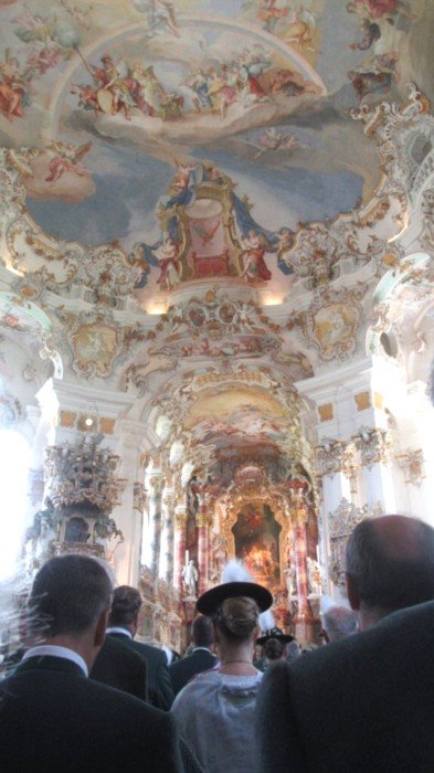 Intérieur de l'Eglise de Wies pendant la messe : art baroque dans toute sa splendeur. Habitants en tenue traditionnelle magnifique !