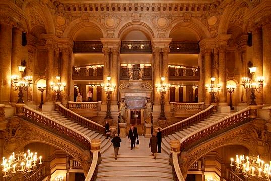 Grand_escalier_de_l'opéra_Garnier.jpg