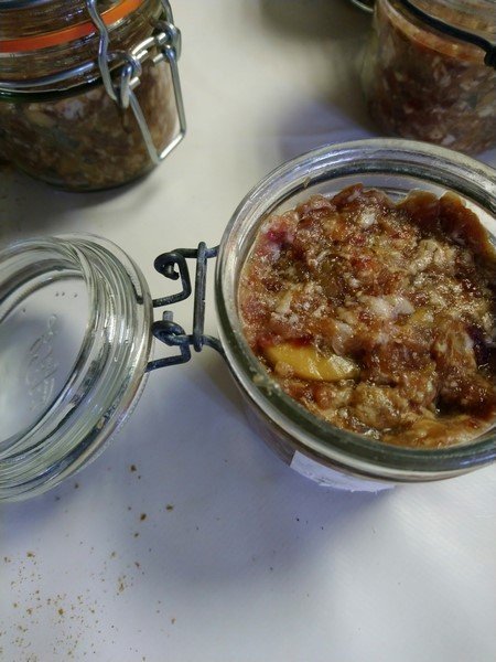 bien vérifier qu'il ne reste pas d’élément sur le pourtour du bocal et du couvercle avant de monter le caoutchouc et de fermer