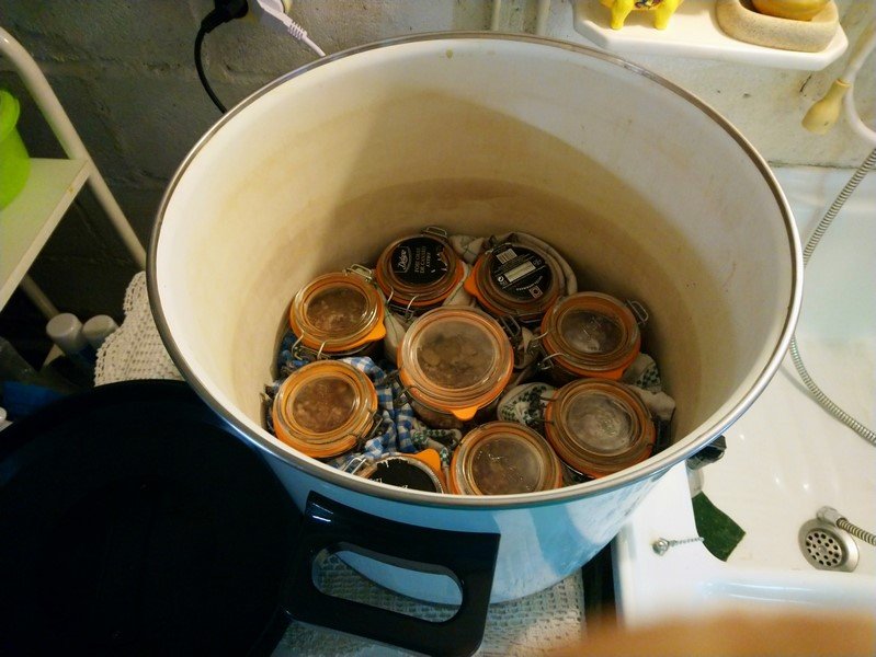 mettre les pots dans un cuiseur en les séparant avec des torchons. Mettre à cuire 2 h30 à 100° et laisser refroidir dans l'eau.