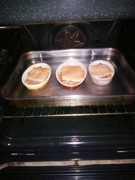 S'il vous reste de la chair, vous pouvez aussi la cuire dans des terrines, au bain-marie pendant deux heures à 180° en prenant soin de mettre une feuille d'aluminium au bout d'une demi heure de cuisson.