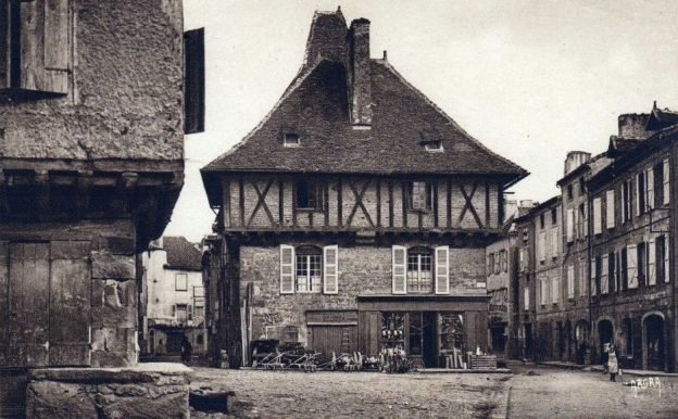 251-009-saint-cere-place-du-mercadial-lotrefois-post-004-lg-xx-624x386.jpg
