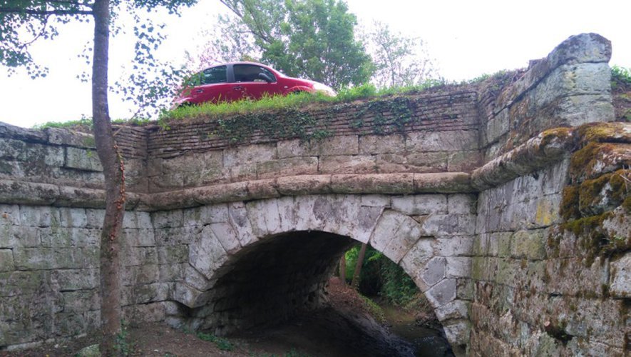 Découvert il y a 2 ans caché sous des amas de végétation le pont a été réhabilité.