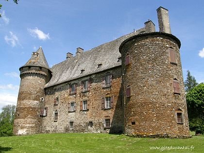 Façade_arrière_du_château_de_Conros.JPG