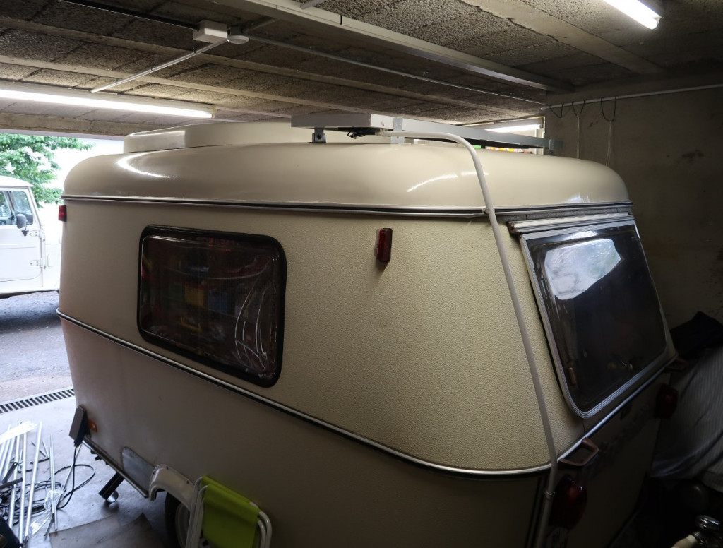 l'arriére avec son petit panneau solaire