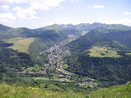 420px-Le_mont_dore_vu_du_puy_gros.jpg
