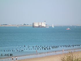Fort-Boyard_depuis_la_plage_des_Saumonards.JPG