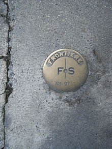 Borne_frontière_franco-suisse_incrustrée_dans_un_trottoir.JPG