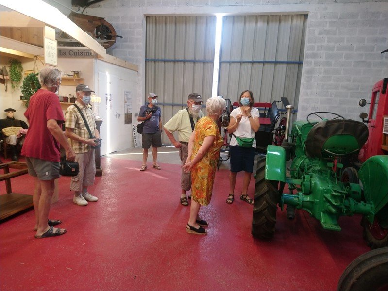 des vieux tracteurs, je suis chez moi ! !
