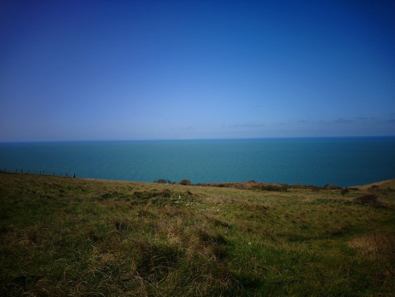 En face, l'Angleterre