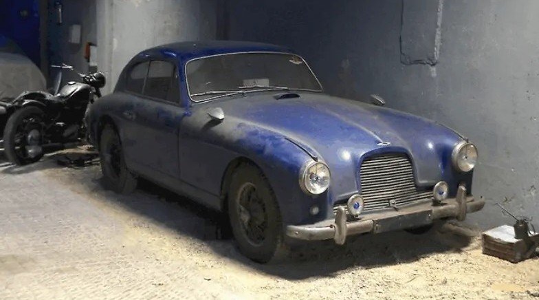 Aston Martin DB 2-4 de 1955.jpg