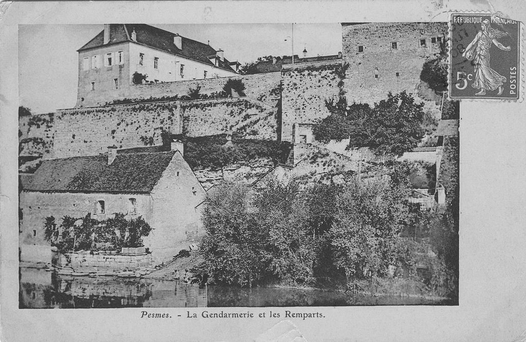 Pesmes gendarmerie et remparts.png