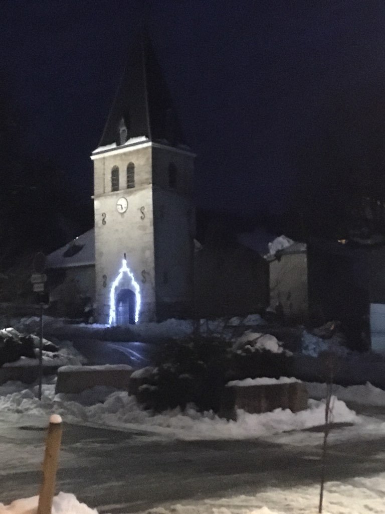 Vous voyez pour aller au camping, tournez à gauche à l'Eglise