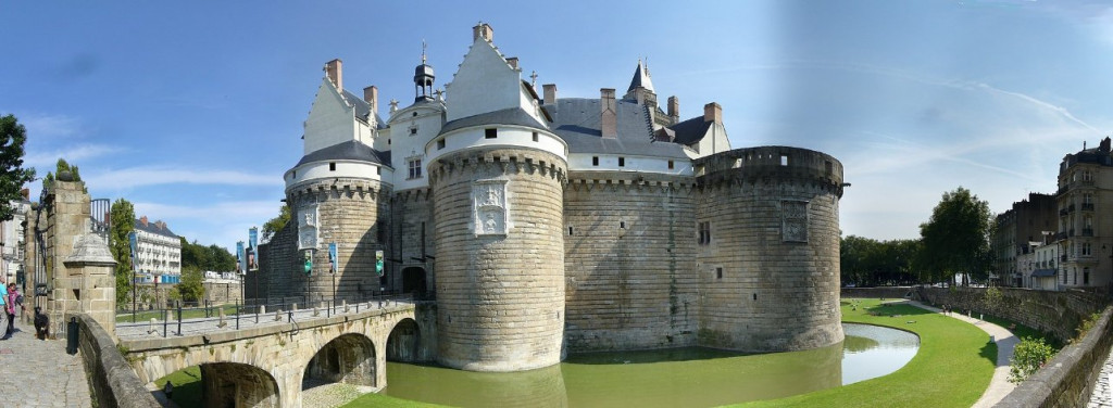 Nantes chateau.jpg (145.1 Kio) Vu 13487 fois Entrée du Château entre les tours du Pied-de-Biche et de la Boulangerie.