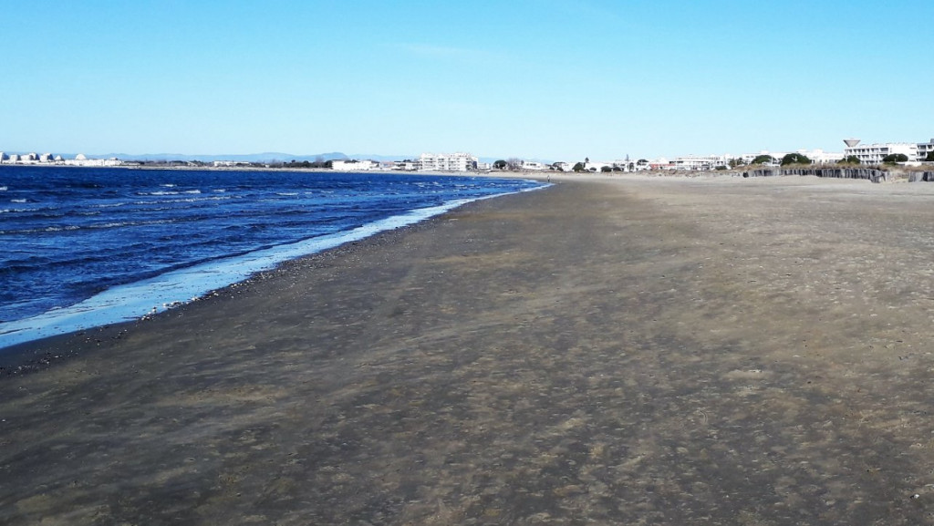 Plage déserte.