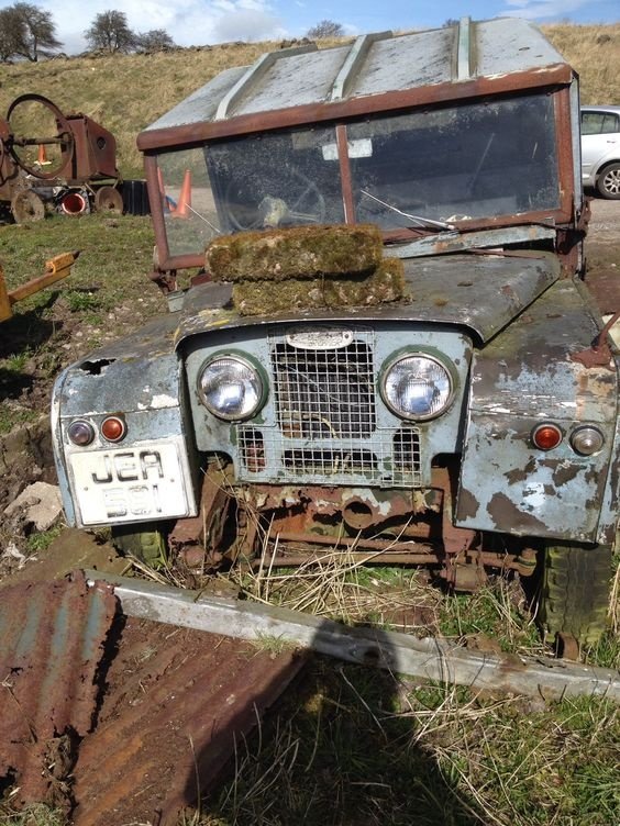 Land S I pierres capot.jpg