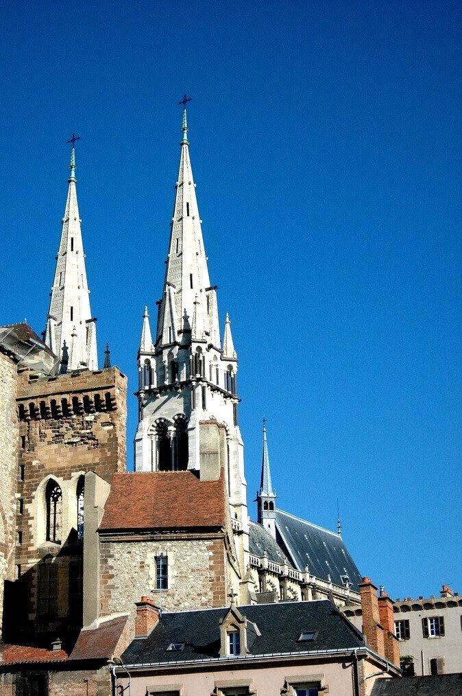 Cathédrale et tour "mal coiffée" en 1er plan
