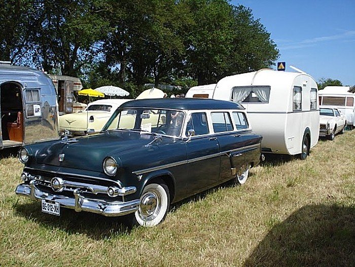 Ford-break-et-caravane-Guichard.JPG