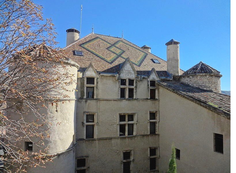 Chateau Arnoux mairie.jpg