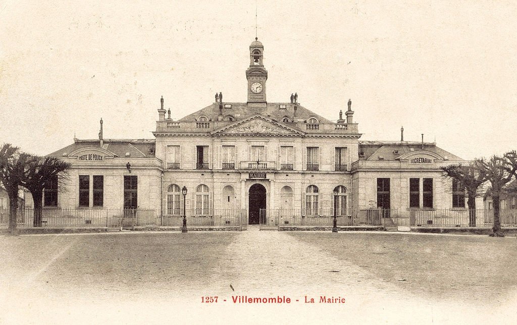 Villemomble Chat ancienne mairie.jpg