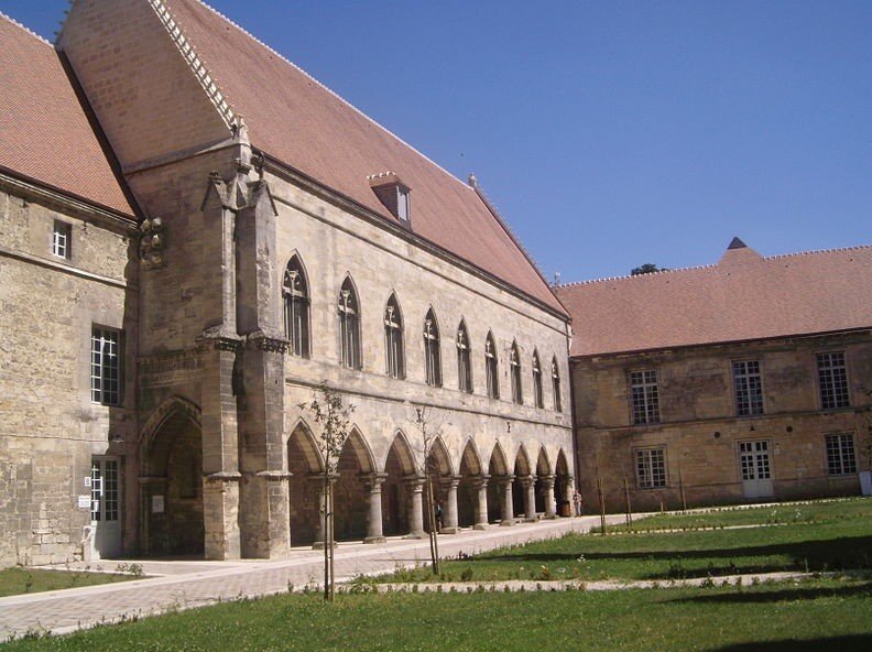 Laon palais épiscopal.jpg