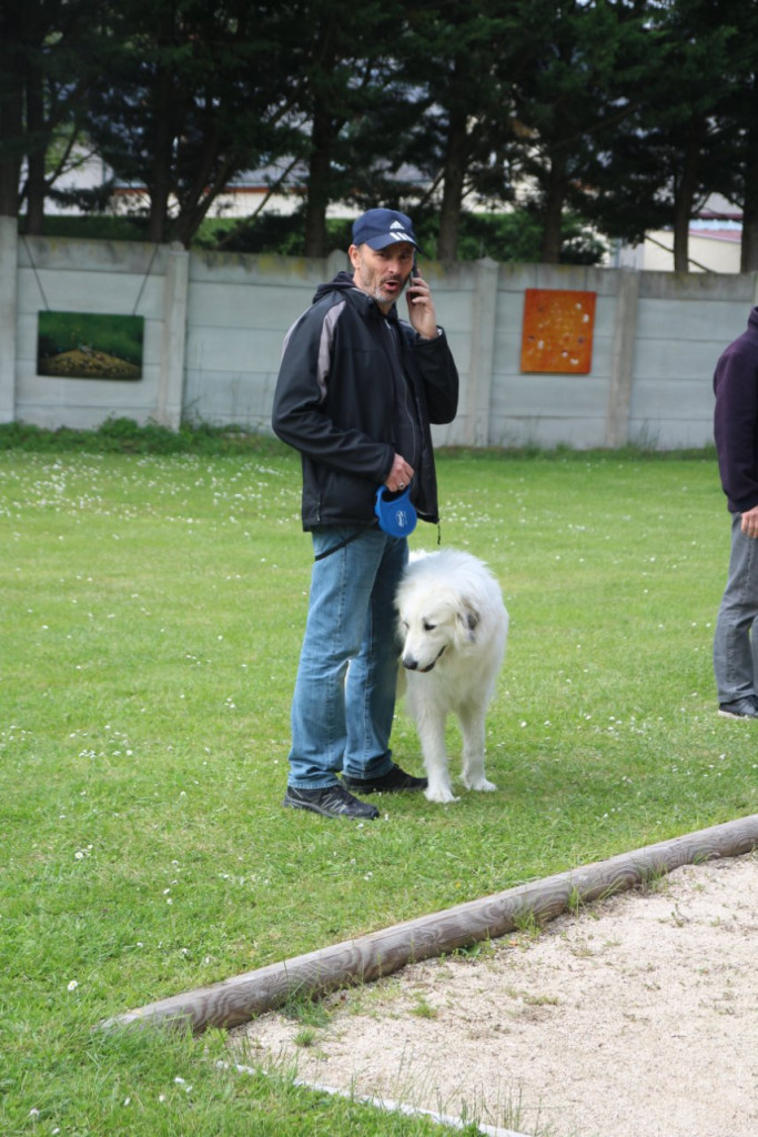 Un jeune..... et son portable.