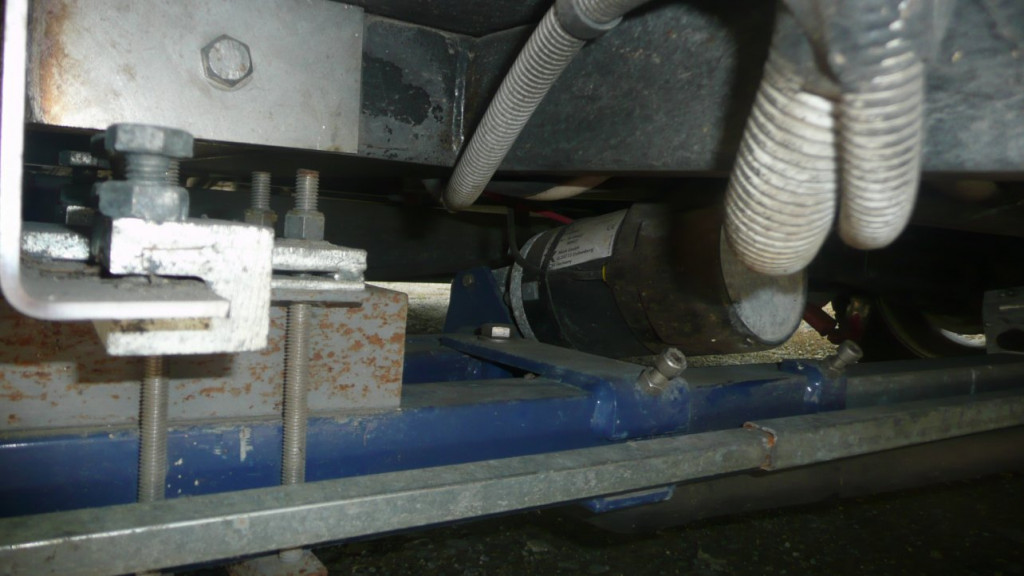 on voit bien les cales de 48 mm qui avaient été insérées lors du montage, les étriers de fixations trop court avaient été remplacés par des tiges filetées