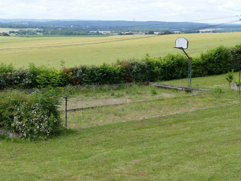 le terrain de sport et pétanque !!!