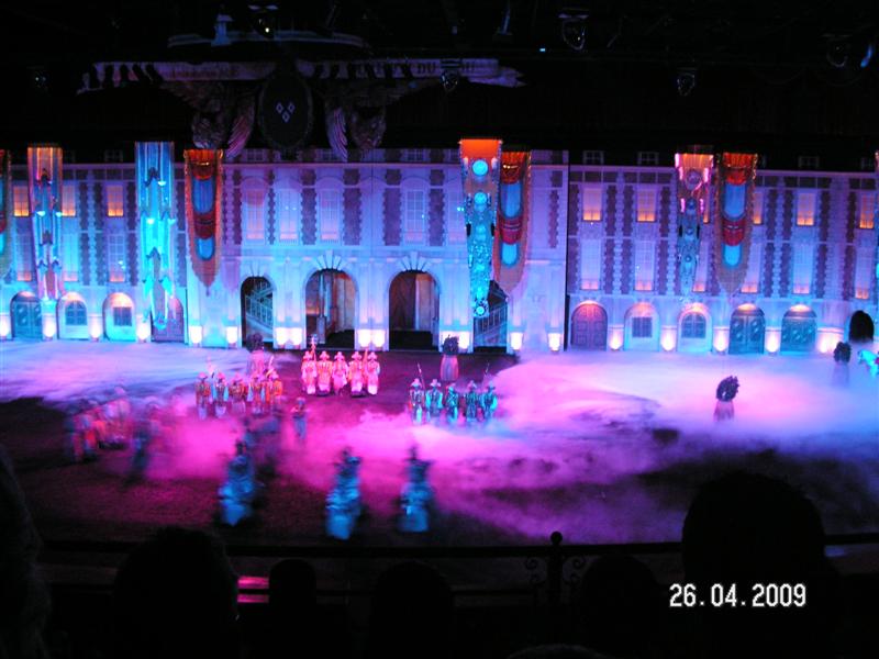 Une photo prise sans flash (car interdit) qui ne donne pas grand chose mais ce spectacle est sublime, sur scène avec des chevaux dans l'eau etc. enfin superbe