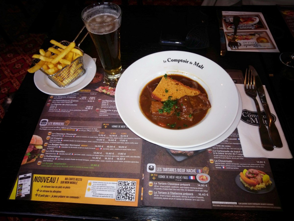 LA CARBONADE DE BŒUF CUISINÉE À LA BIÈRE BRUNE<br />Spécialité du Comptoir. Mijoté de paleron de bœuf à la bière brune lié au pain d'épices. Servi avec frites.