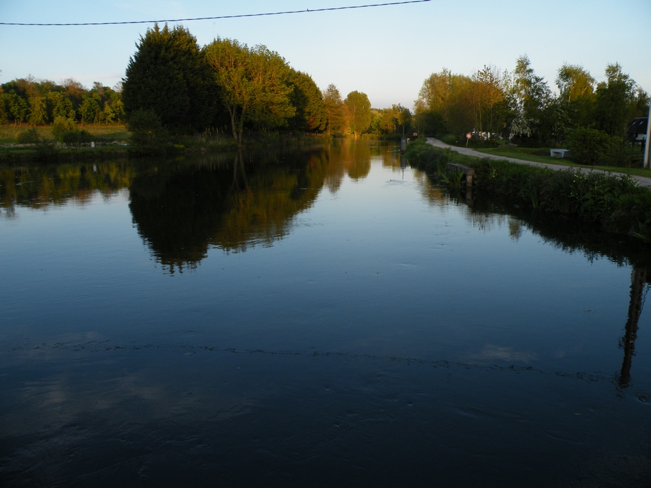 le camping a droite le long de la 'somme'