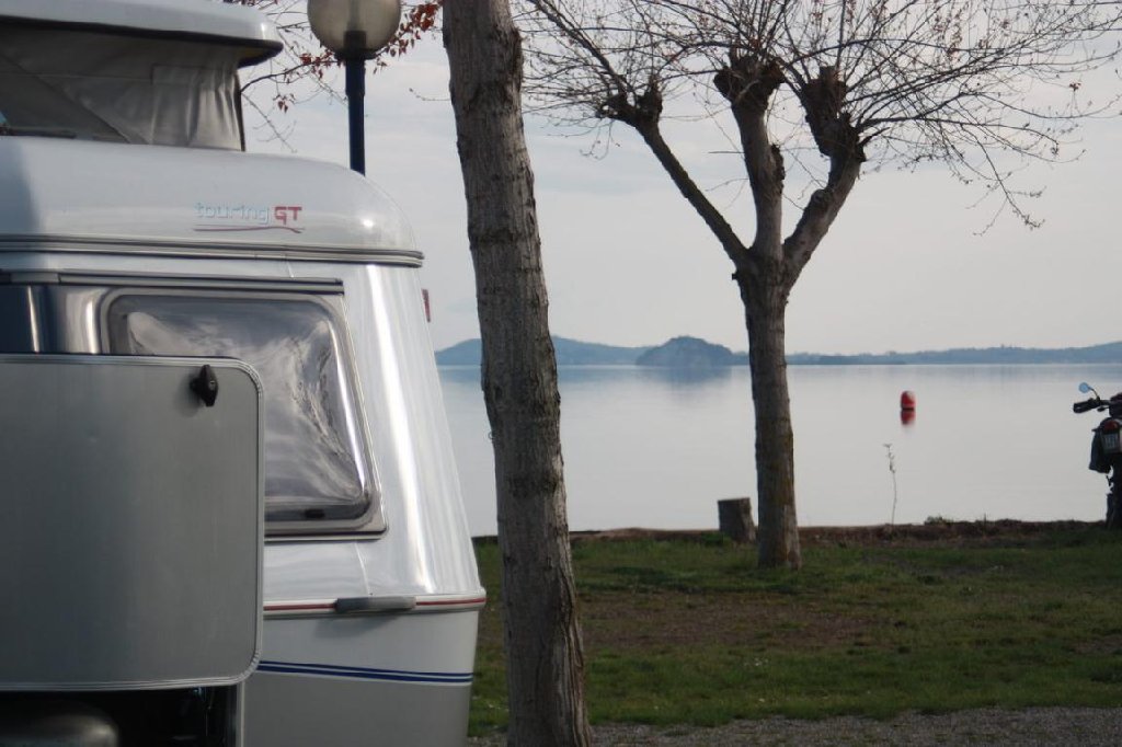 C'est en latium;la serenite au bord du lac de bolsena camping 'chez Mario'