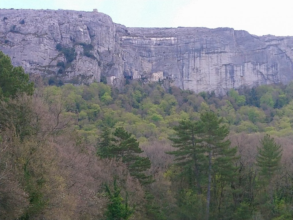 La grotte , au loin