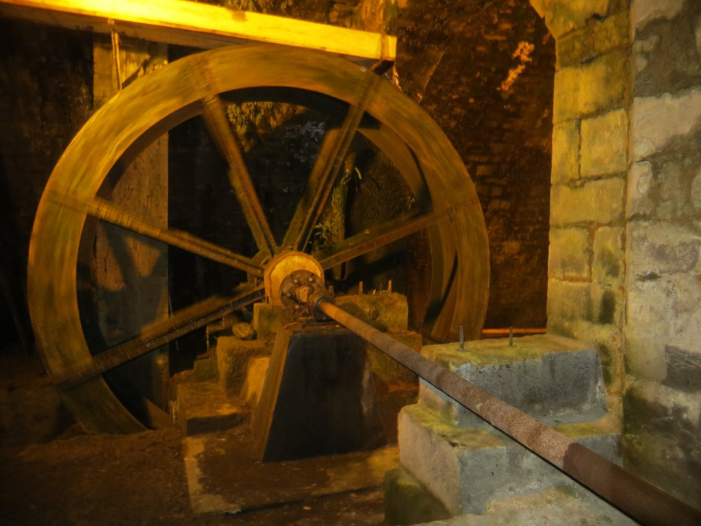 IMG_1520.JPG (202.49 Kio) Vu 8430 fois La roue à aube qui actionne les pompes de relevage de la saumure