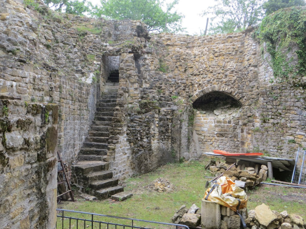 IMG_1528.JPG (451 Kio) Vu 8430 fois Ruine du château en cours de restauration
