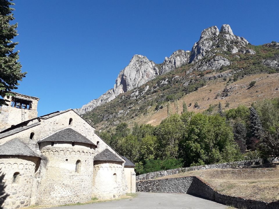 La chapelle romane dans la partie haute du village.
