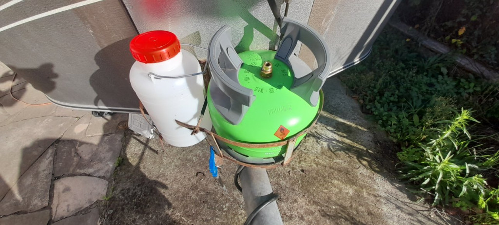 Mise en place provisoire pour essais de remise en place du coffre. C'est bon cela passe juste!