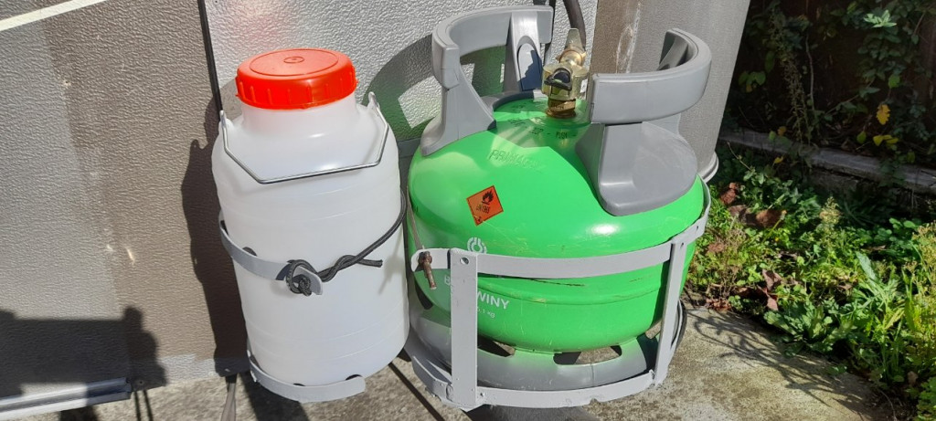 Tout est en place et fixé.  le grand bouchon facilitera le remplissage du gasoil