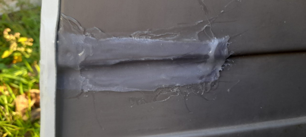 Dans la foulée j'ai réparé le coffre avec un pistolet à colle et du reste de moustiquaire. Pas eu l'envie d'acheter de la fibre de verre et de la résine pour si peu.