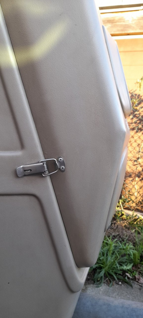 Petites grenouillères inox de chaque coté pour finir.