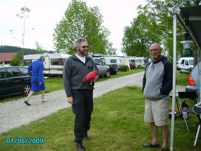 L'adorable Markus ... à la recherche de ses consignes de bieres .... avec Jean pi ! 1 chacun , on est quitte !